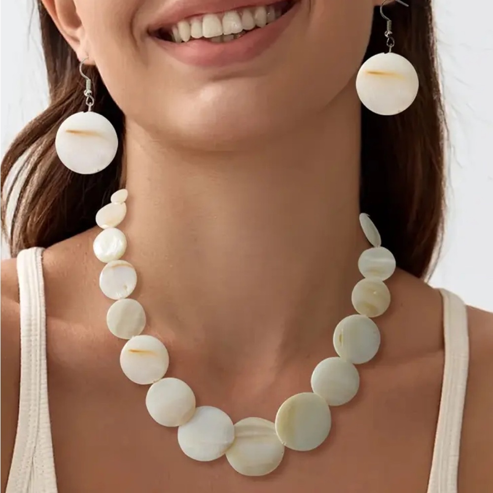 Natural Cream Shells Necklace Plus Earrings Set.